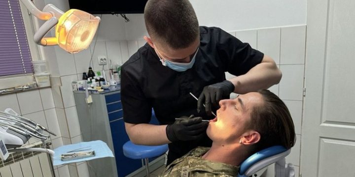 Військові та ветерани можуть безоплатно лікувати зуби в 100 стоматологічних закладах України
